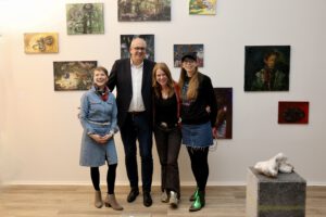 Bürgermeister Dr. Andreas Bovenschulte mit Künstlerinnen des Kollektivs Support Your Local Girl Gang im Atelier im Zentrum für Kunst ©Jana-Witte