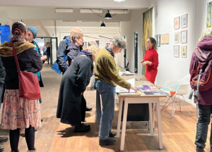 Künstlerin Pia van Nuland im Gespräch mit Besuchenden während der Offenen Ateliers im Nov 2023, Foto: Hans König