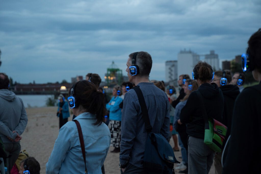 Besucher:innen eines Audiowalks von Katrin Bretschneider, Foto: Marianne Menke