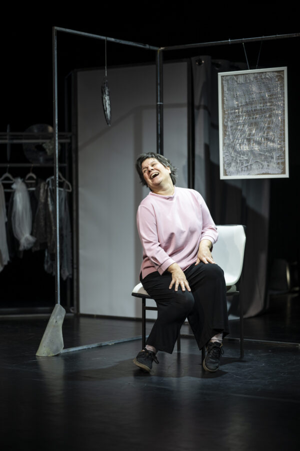 Bremen, 12.11.2025: Zentrum für Kunst, Probenszene "Es kann zu Missverständnissen kommen." Ein Stück über Erinnern und Vergessen mit Simone Zinke (Spiel), Alex Gesch (Regie), Luisa Eugeni (Rauminstallation) und Raphael Wutz (Plastiken). Premiere am 15.11.2025. Foto: Karsten Klama