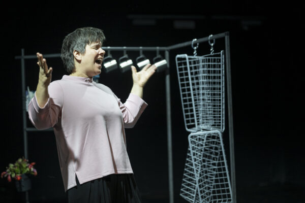 Bremen, 12.11.2025: Zentrum für Kunst, Probenszene "Es kann zu Missverständnissen kommen." Ein Stück über Erinnern und Vergessen mit Simone Zinke (Spiel), Alex Gesch (Regie), Luisa Eugeni (Rauminstallation) und Raphael Wutz (Plastiken). Premiere am 15.11.2025. Foto: Karsten Klama