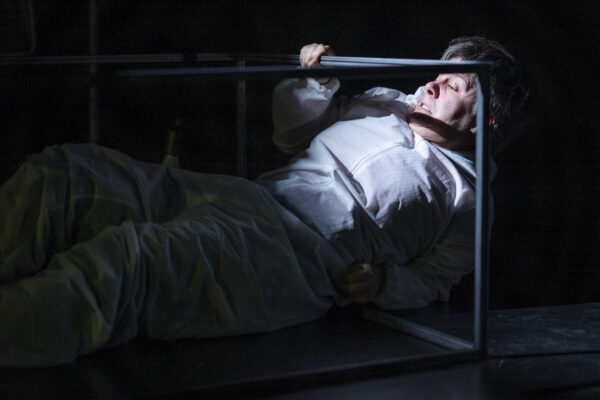 Bremen, 12.11.2025: Zentrum für Kunst, Probenszene "Es kann zu Missverständnissen kommen." Ein Stück über Erinnern und Vergessen mit Simone Zinke (Spiel), Alex Gesch (Regie), Luisa Eugeni (Rauminstallation) und Raphael Wutz (Plastiken). Premiere am 15.11.2025. Foto: Karsten Klama