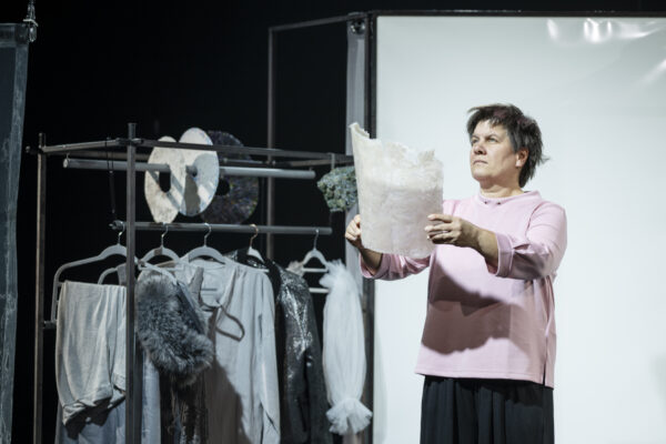 Bremen, 12.11.2025: Zentrum für Kunst, Probenszene "Es kann zu Missverständnissen kommen." Ein Stück über Erinnern und Vergessen mit Simone Zinke (Spiel), Alex Gesch (Regie), Luisa Eugeni (Rauminstallation) und Raphael Wutz (Plastiken). Premiere am 15.11.2025. Foto: Karsten Klama