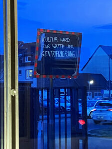 Projekt "Zugang" von Tomma Köhler und Julie Käßner, Performance "performing differences" mit Mathilda Schmidt und Michéle Leder, Feb 2024