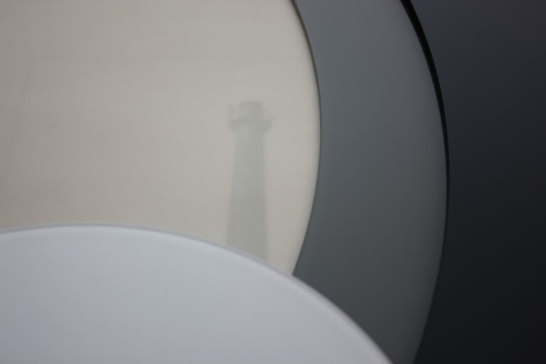 Noriko Yamamoto, Unsichtbare Sichtbarkeit, 2026, Zeichnungen und Fotocollagen (Digitalprints), Acrylplatten, Farbspray, Befestigungsmaterial