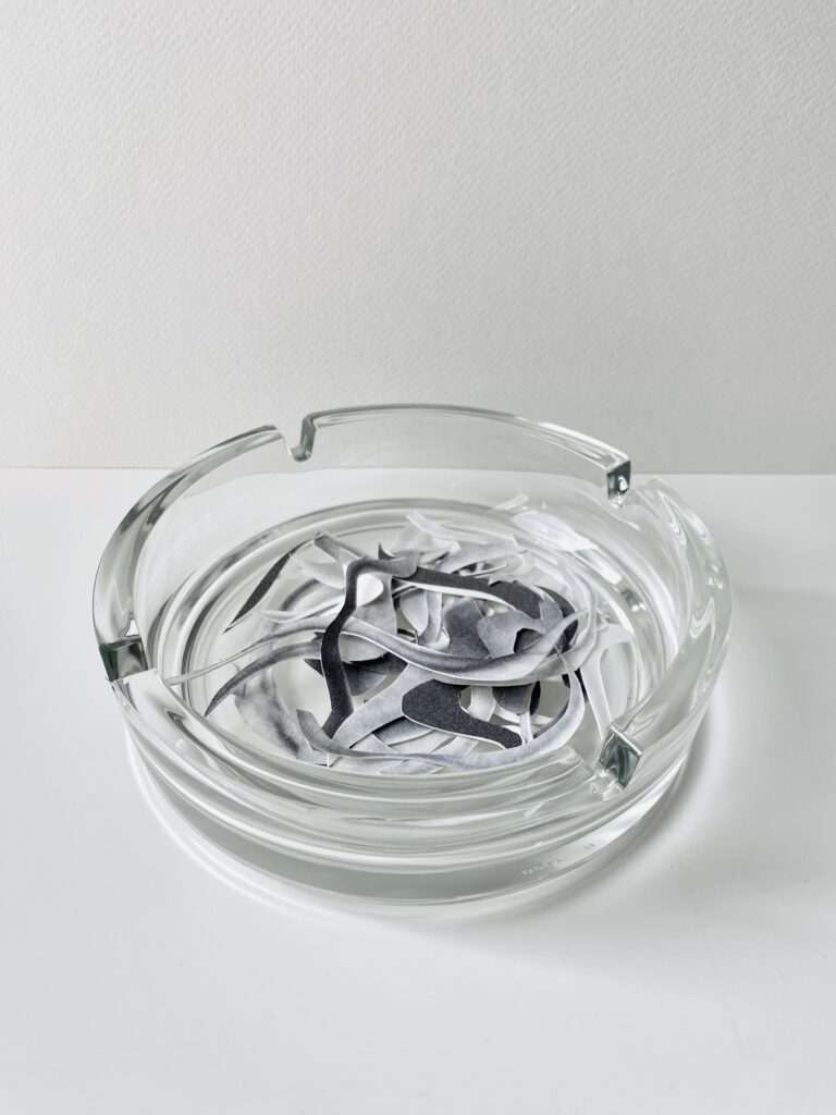 Sabine Schellhorn, RZ I–VII, 2026
je 32 × 21 cm, RZ-Asche, 2026
Papierschnitt in Aschenbecher, 14 × 14 × 4 cm