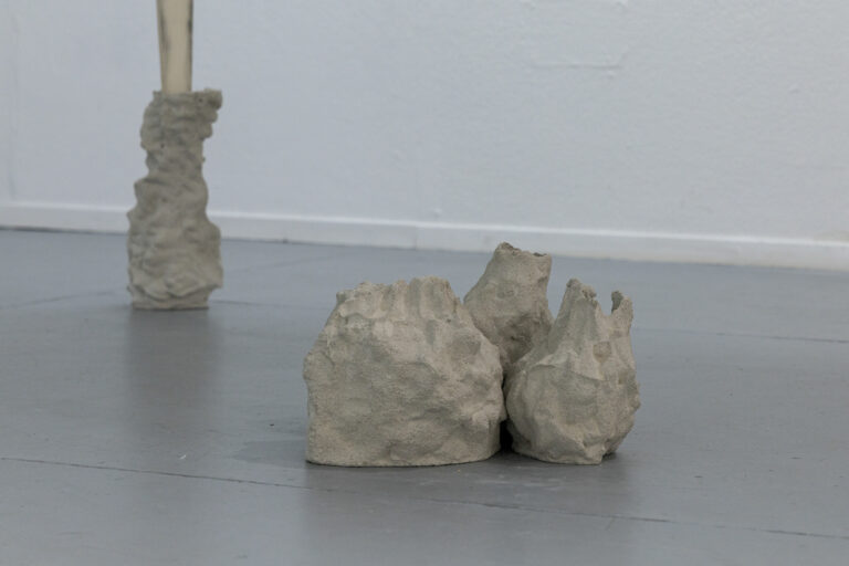 Toni Ehrhardt featuring Matias Romano Aleman, Smoke, 2024/2026 (erweiterte Fassung),  Installation; Birkensperrholz, Lackfarbe, Fotografie und Zementmörtel, variable Maße