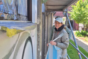 Künstlerin Marina Schulze beginnt mit der Umsetzung ihrer Fassadengestaltung am Zentrum für Kunst_Foto Zentrum für Kunst