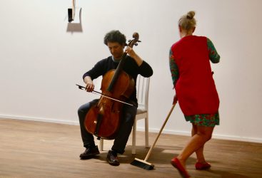 Sabine Schellhorn Performance TAKE KEHR, 2025, mit Improvisation am Violoncello von Néstor Fabián Cortés Garzón (Foto: Hans König)